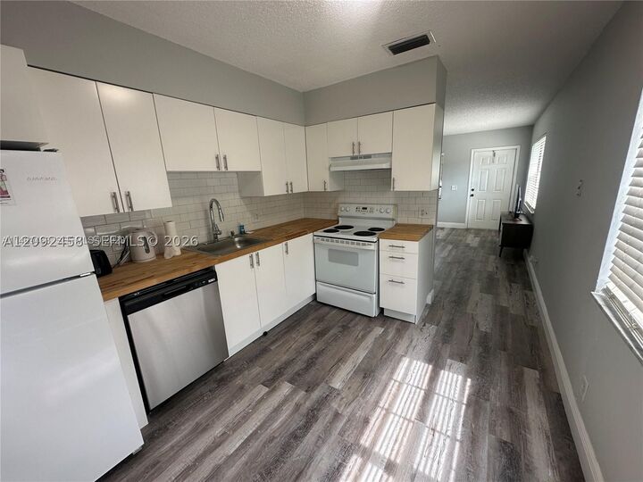 Property Photo:  3739 SE 15 St 1  FL 33004 