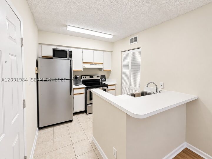 Property Photo: 620 S Park Rd 25-2 FL 33021