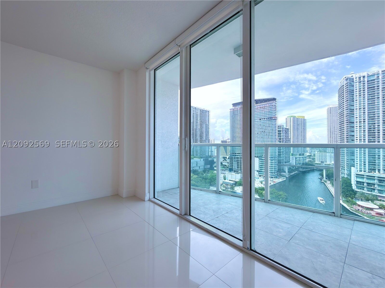 Property Photo:  31 SE 5th St 2307  FL 33131 