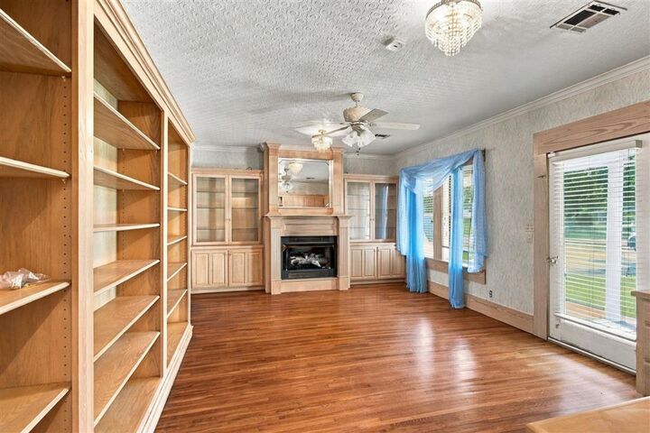 Property Photo:  909 5th  LA 70601 
