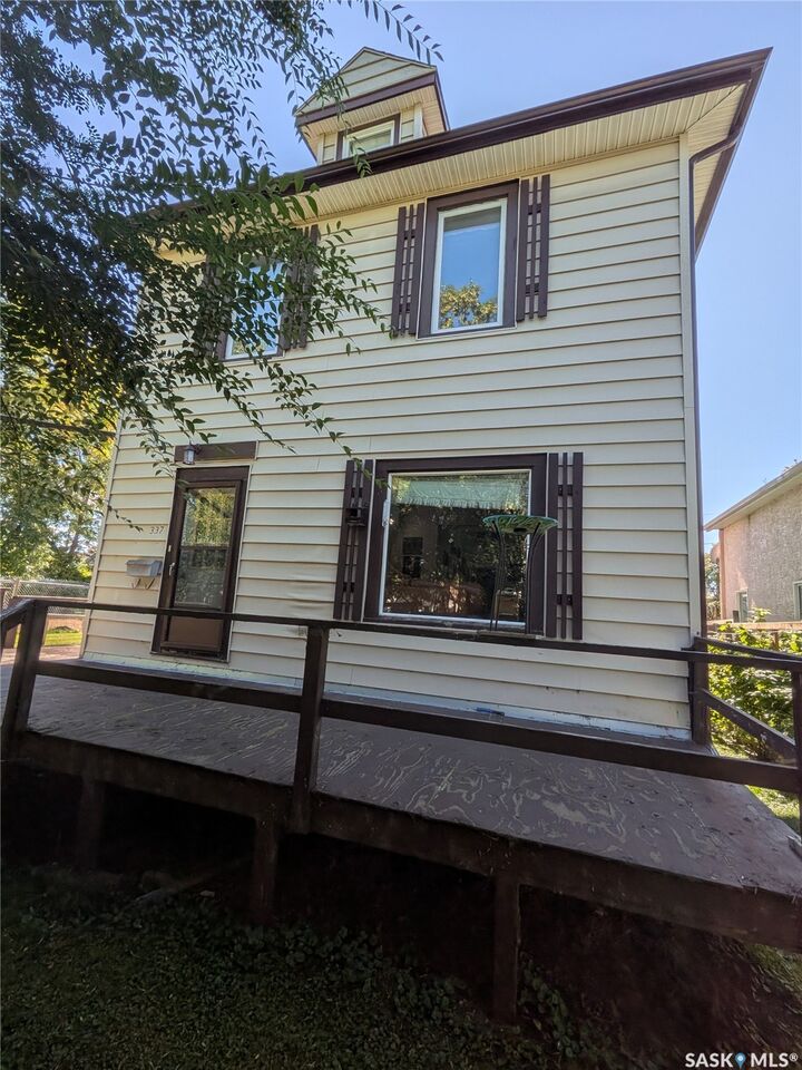 Property Photo:  337 9th Street E  SK S6V 0X9 
