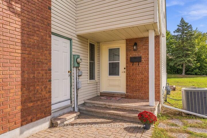 Property Photo: 1127 Avignon Court ON K1C 2M2