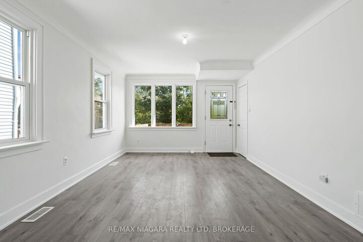 Property Photo:  9 Prince Street (Main Level)  ON L2R 3X6 