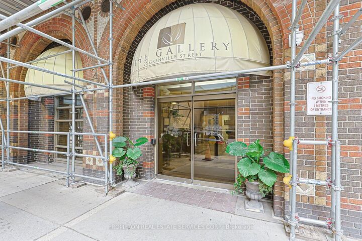 Property Photo:  25 Grenville Street 1705  ON M4Y 2X5 