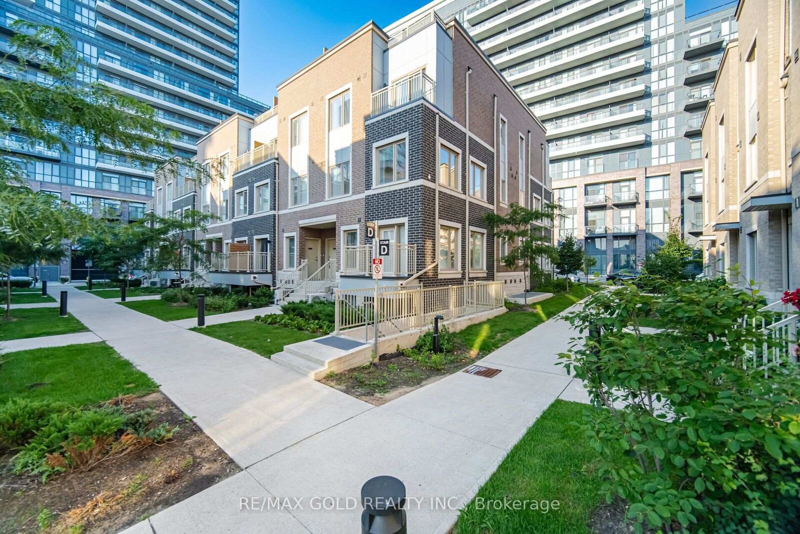 Property Photo:  39 Honeycrisp Crescent Th83  ON L4K 0N1 
