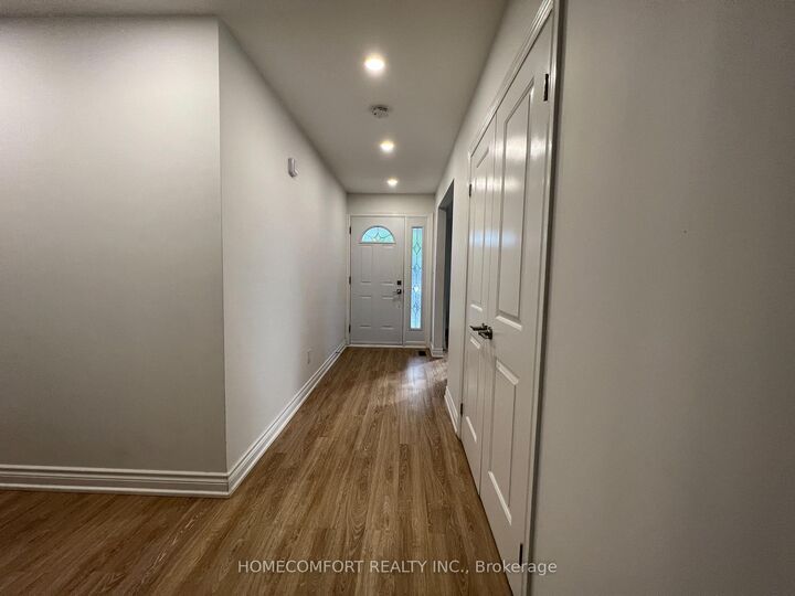Property Photo:  32 Eaglewing (Main ) Court  ON M1E 4M1 
