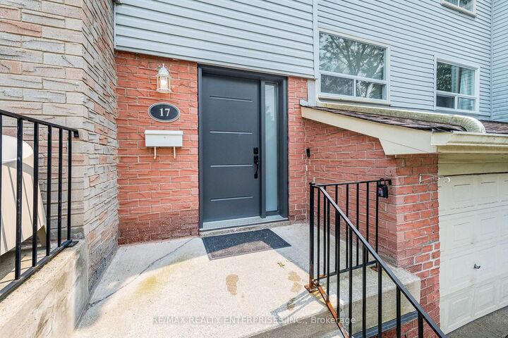 Property Photo:  1055 Shawnmarr Road 17  ON L5H 3V2 