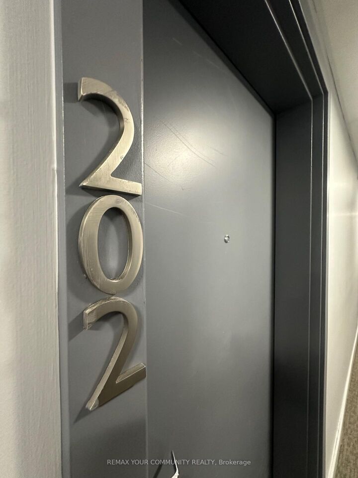 Property Photo:  110 Grew Boulevard W 202  ON L0E 1L0 