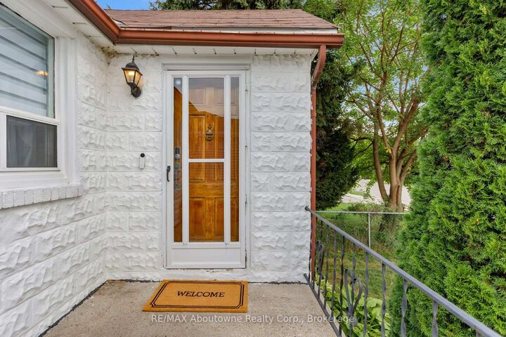 Property Photo:  851 Fourth Street  ON L5E 1J7 