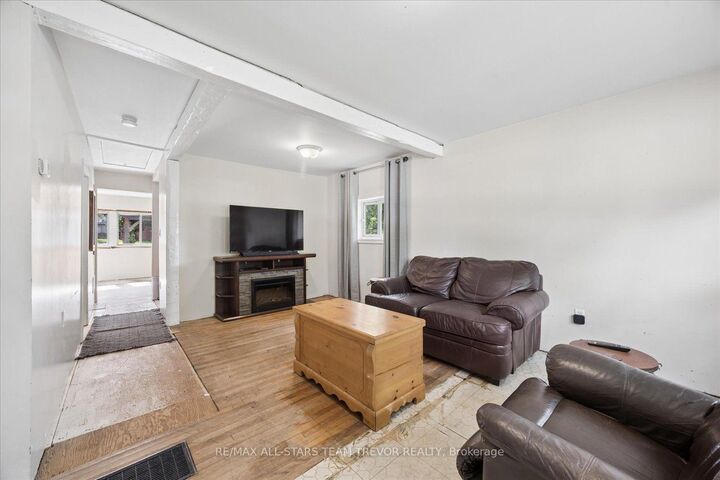 Property Photo:  215 Elm Avenue  ON L4P 2V2 