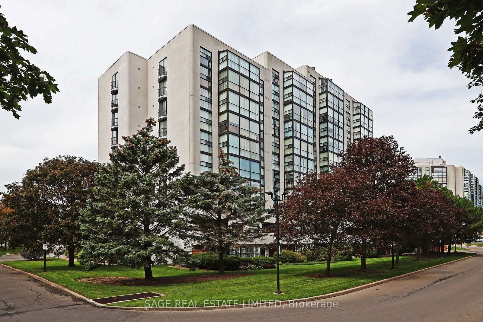 Property Photo:  30 Harding Boulevard W 1015  ON L4C 9M3 