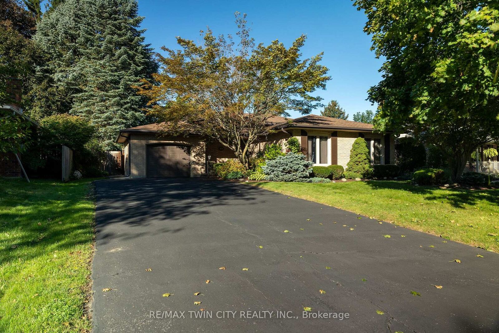 Property Photo:  78 Berkley Crescent  ON N3Y 2K5 