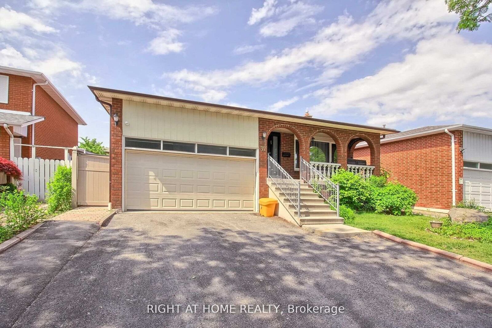 Property Photo: 37 Cherry Hills Road #02 ON L4K 1M2