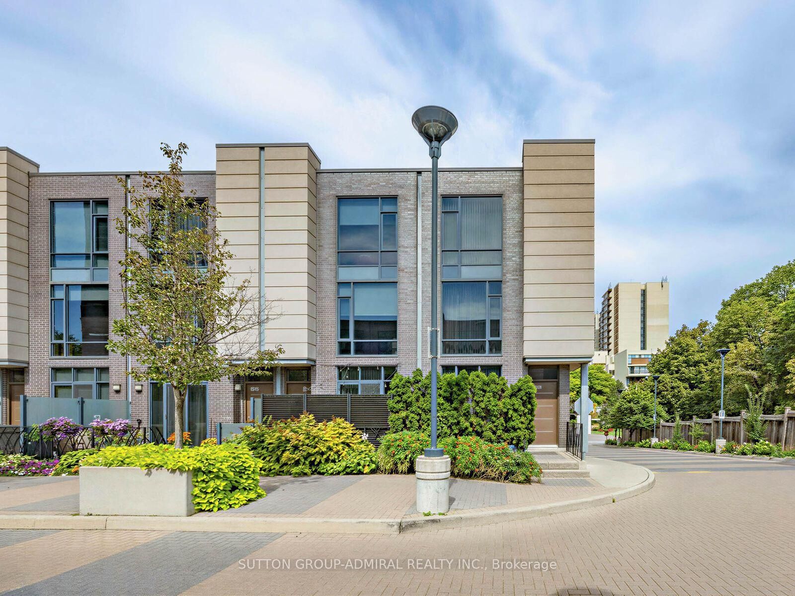 Property Photo:  27 Valhalla Inn Road 53  ON M9B 0B3 