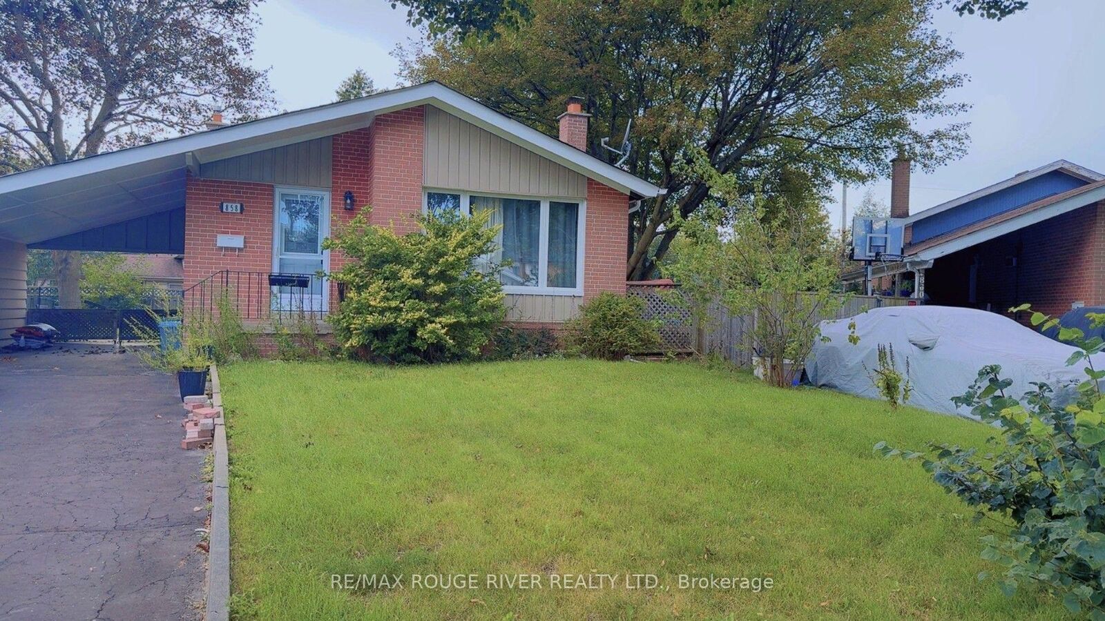 Property Photo:  858 Chapleau Drive  ON L1W 1P4 