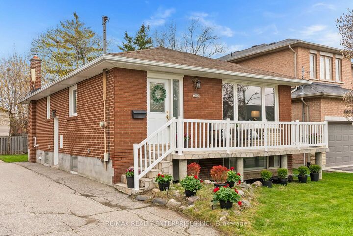 Property Photo:  995 Garrard Avenue  ON L5E 1L4 