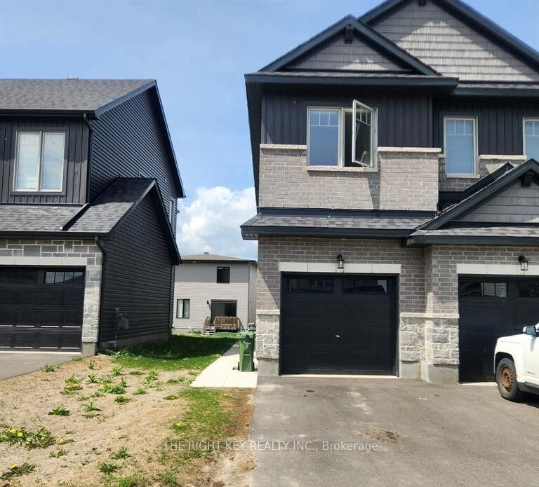 Property Photo:  32 Dun Skipper Drive  ON K1X 0J3 
