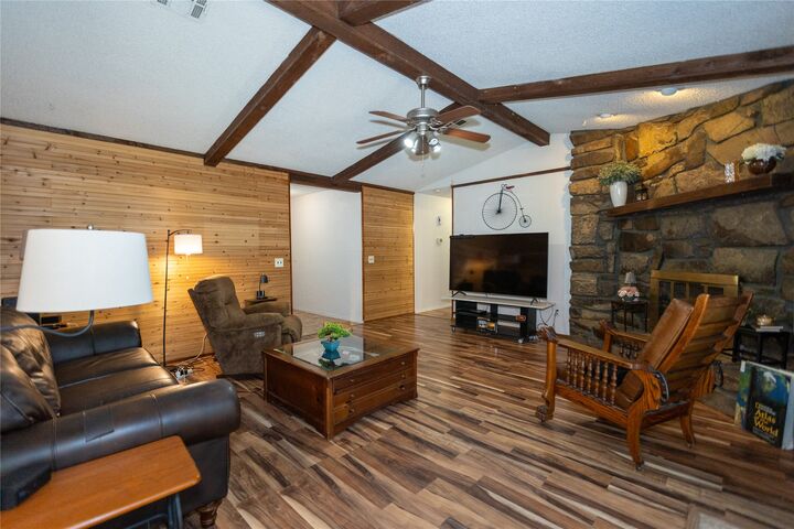 Property Photo: 224 W Los Angeles Place OK 74011