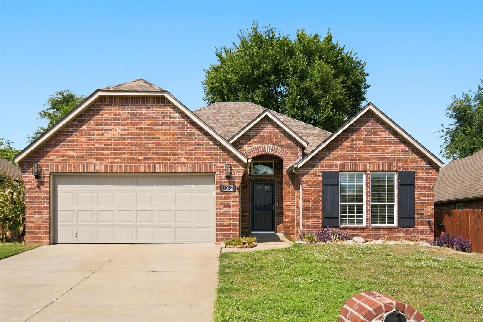 Property Photo:  1816 E Laredo Street  OK 74012 