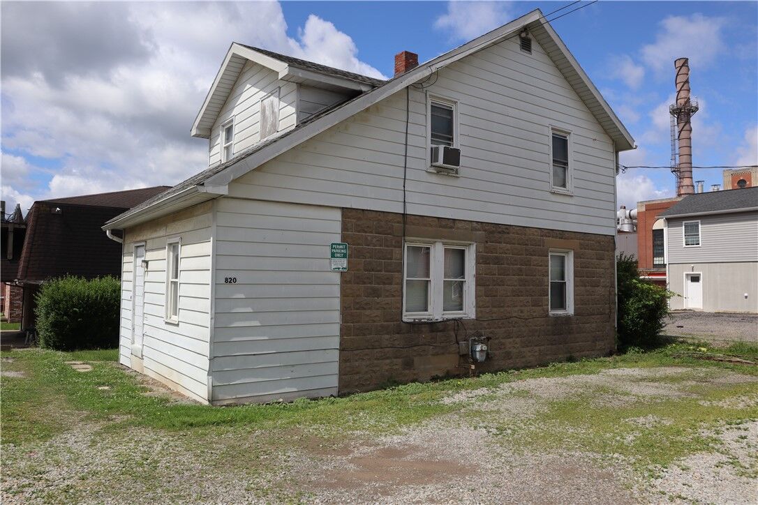 Property Photo:  820-822 Grant St  PA 15701 