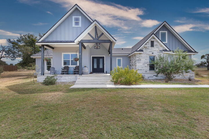 Property Photo: 803 Comanche Ridge TX 78663
