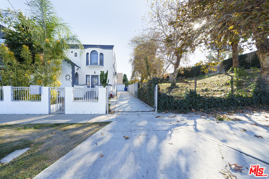 Property Photo: 422 N Reno St CA 90026