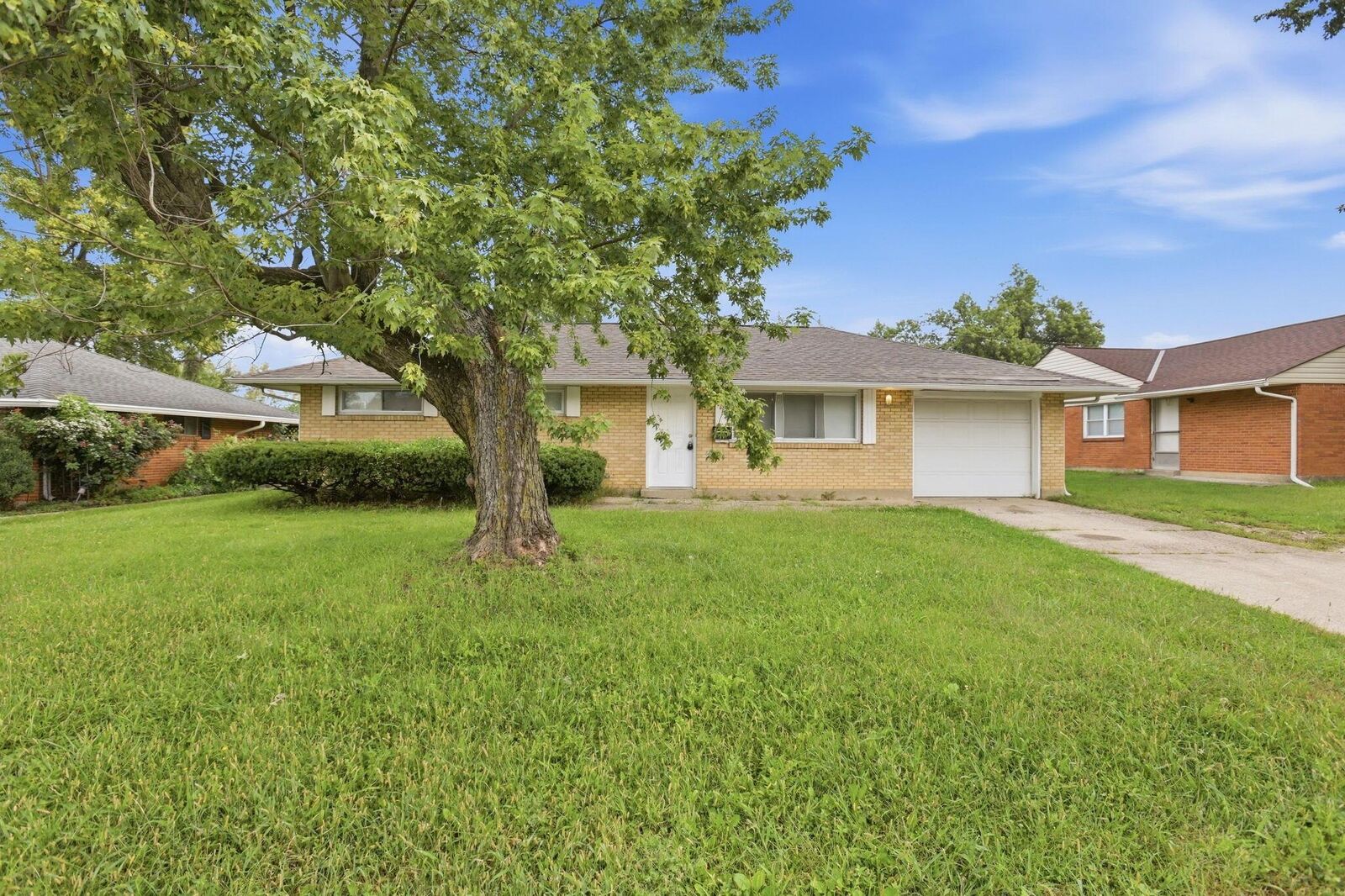 Property Photo: 6404 E Livingston Avenue OH 43068