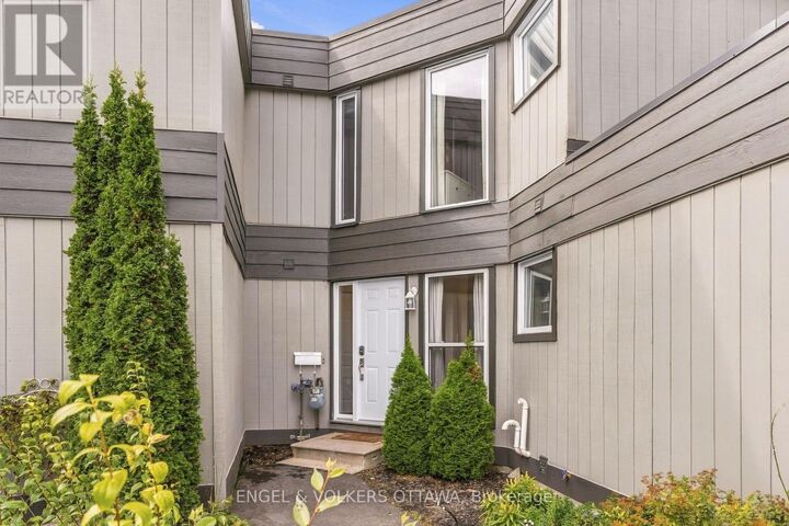 Property Photo: 38 Compata Way ON K1B 4W9