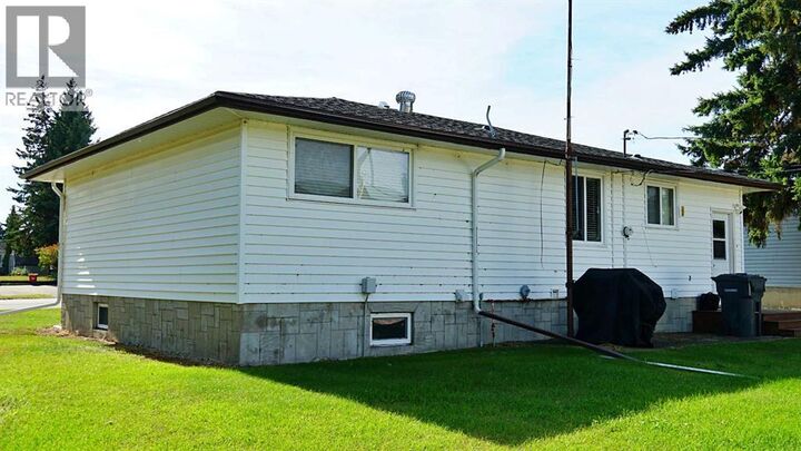 Property Photo:  300 3 Street North  AB T0B 2X0 
