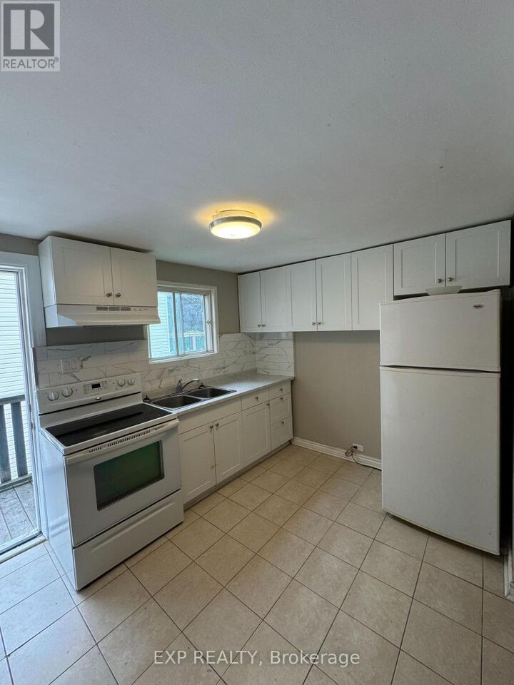 Property Photo:  72 Barrette Street 3  ON K1L 8A3 