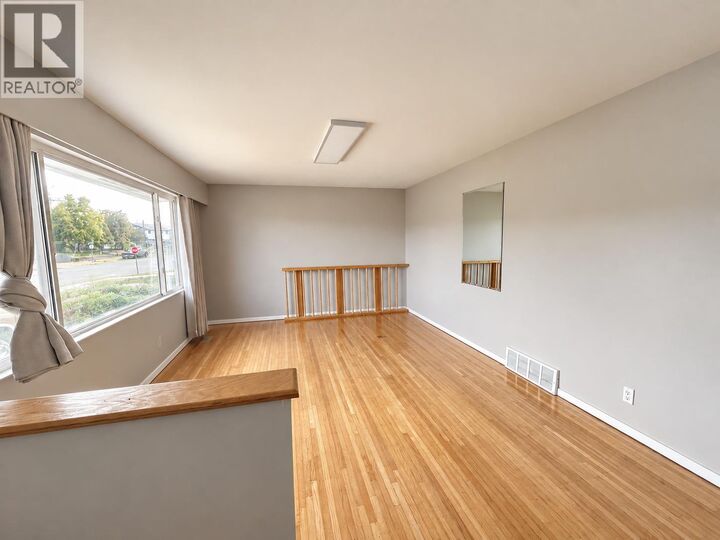 Photo de la propriété:  872 Selkirk Avenue  BC V2B 1T9 