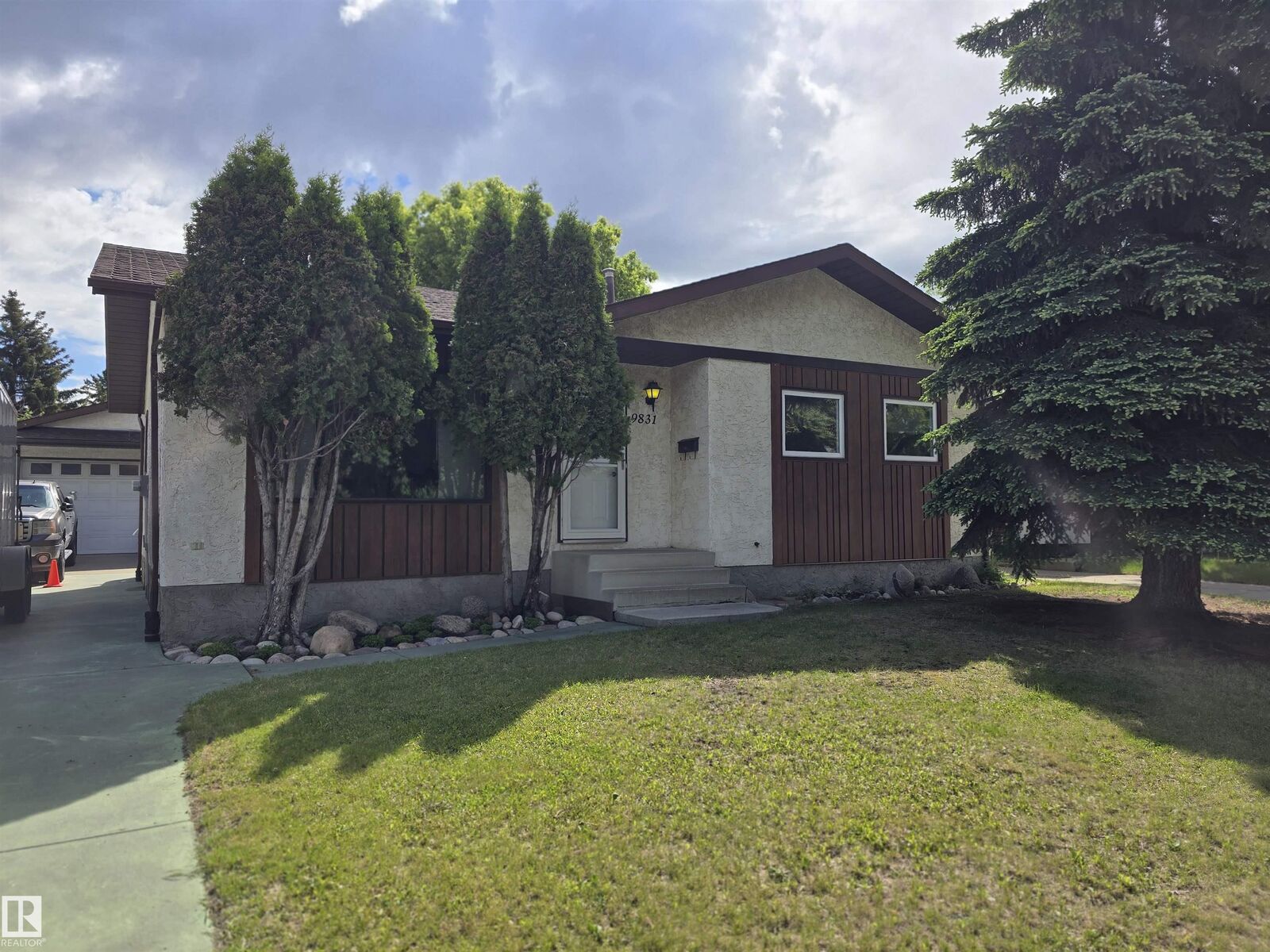 Property Photo:  9831 188 Street NW  AB T5T 4H3 