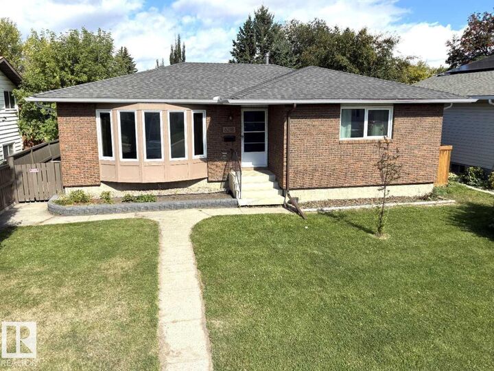 Property Photo:  6218 34A Avenue NW  AB T6L 1E4 