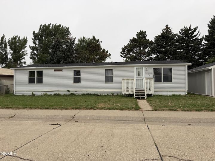 Property Photo:  4138 Arlington Drive  ND 58503 