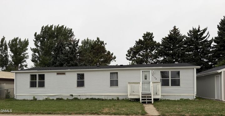 Property Photo:  4138 Arlington Drive  ND 58503 