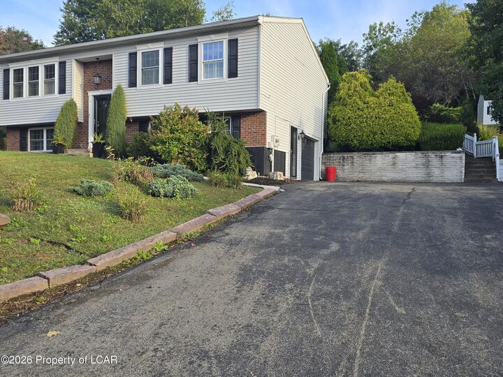 Property Photo: 18 Vista Drive PA 18634