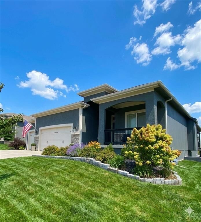 Property Photo:  504 Bentwater Drive  MO 64083 