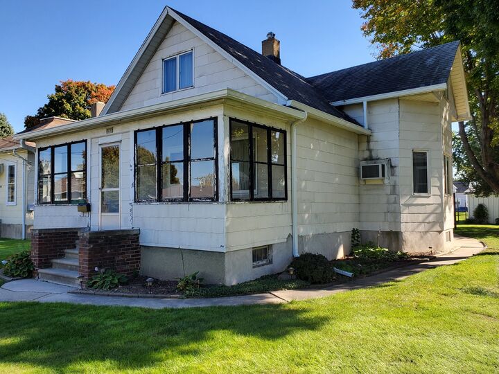 Property Photo:  241 E 1st Street  IL 61348 