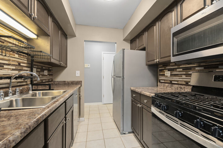Property Photo: 2210 Country Club Drive 2 IL 60517