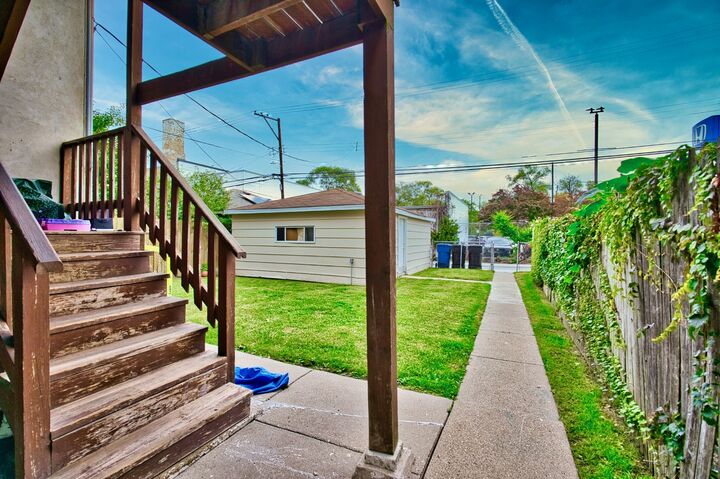 Property Photo:  6609 N Artesian Avenue 1  IL 60645 