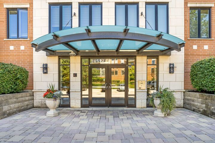 Property Photo: 145 S York Street 420 IL 60126
