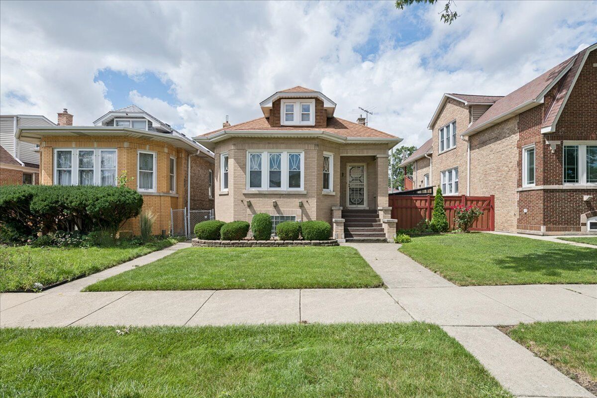 Property Photo:  2026 N New England Avenue  IL 60707 