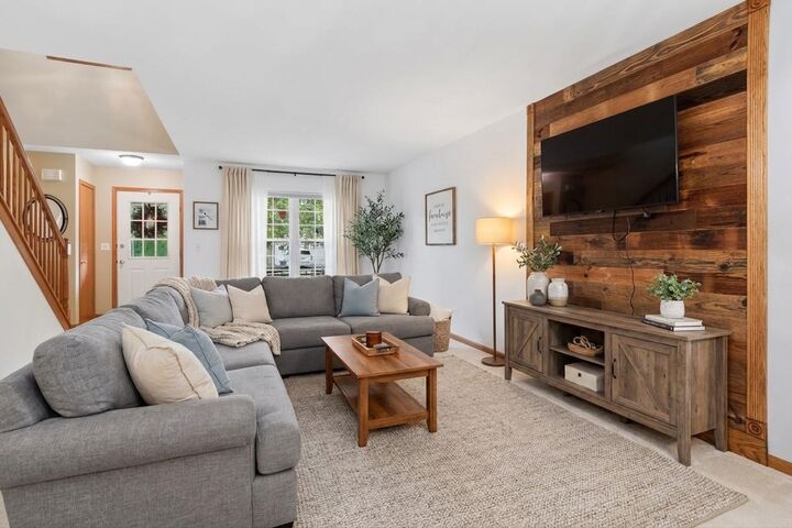 Property Photo:  213 Lathem Street  IL 60510 