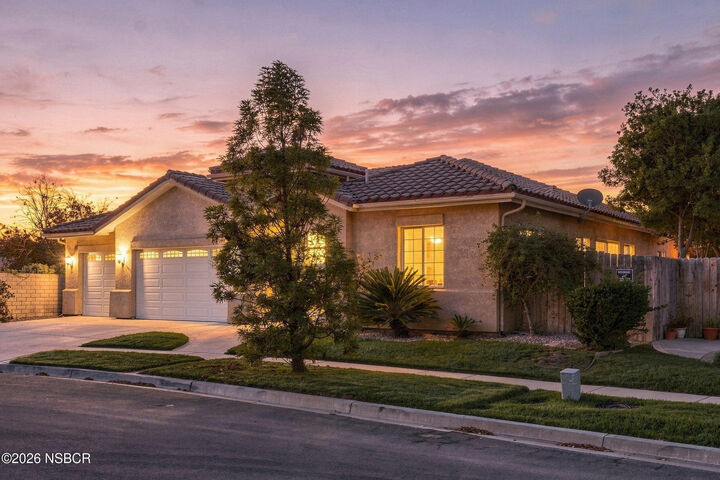 Property Photo: 1402 Bunch Court CA 93458