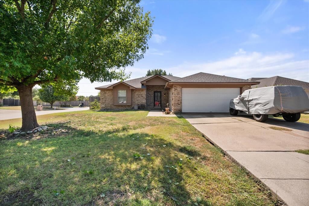 Property Photo: 7 Mills Court TX 76063