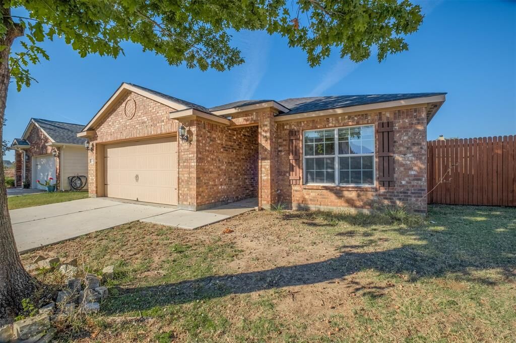 Property Photo: 636 Noble Grove Lane TX 76140