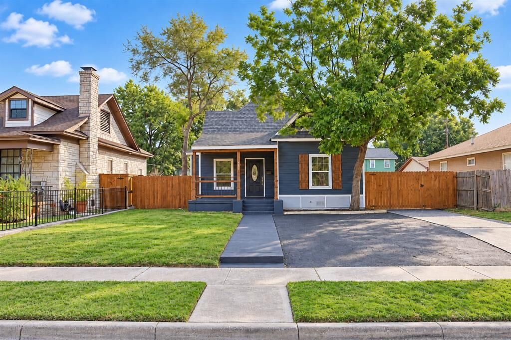 Property Photo: 1417 Circle Park Boulevard TX 76164