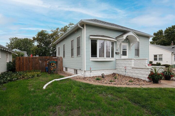 Property Photo:  329 2nd Ave NE  IA 51250 