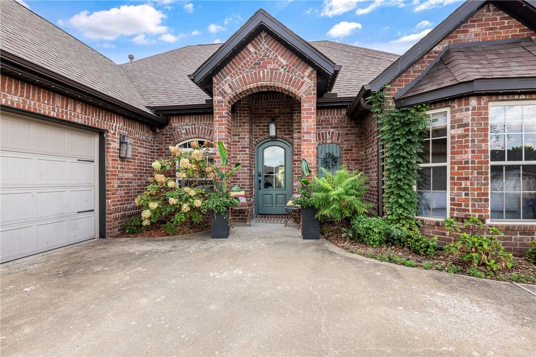 Property Photo: 2203 SW Nutmeg Street AR 72713