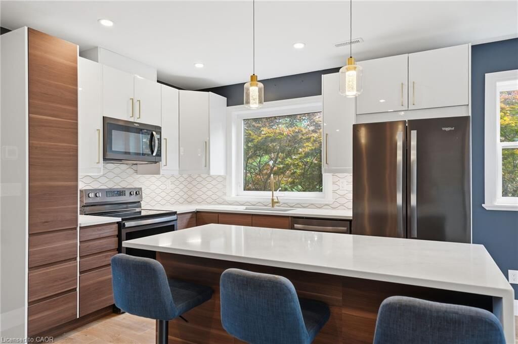 Property Photo:  58 Rosslyn Avenue N 2  ON L8L 7P4 